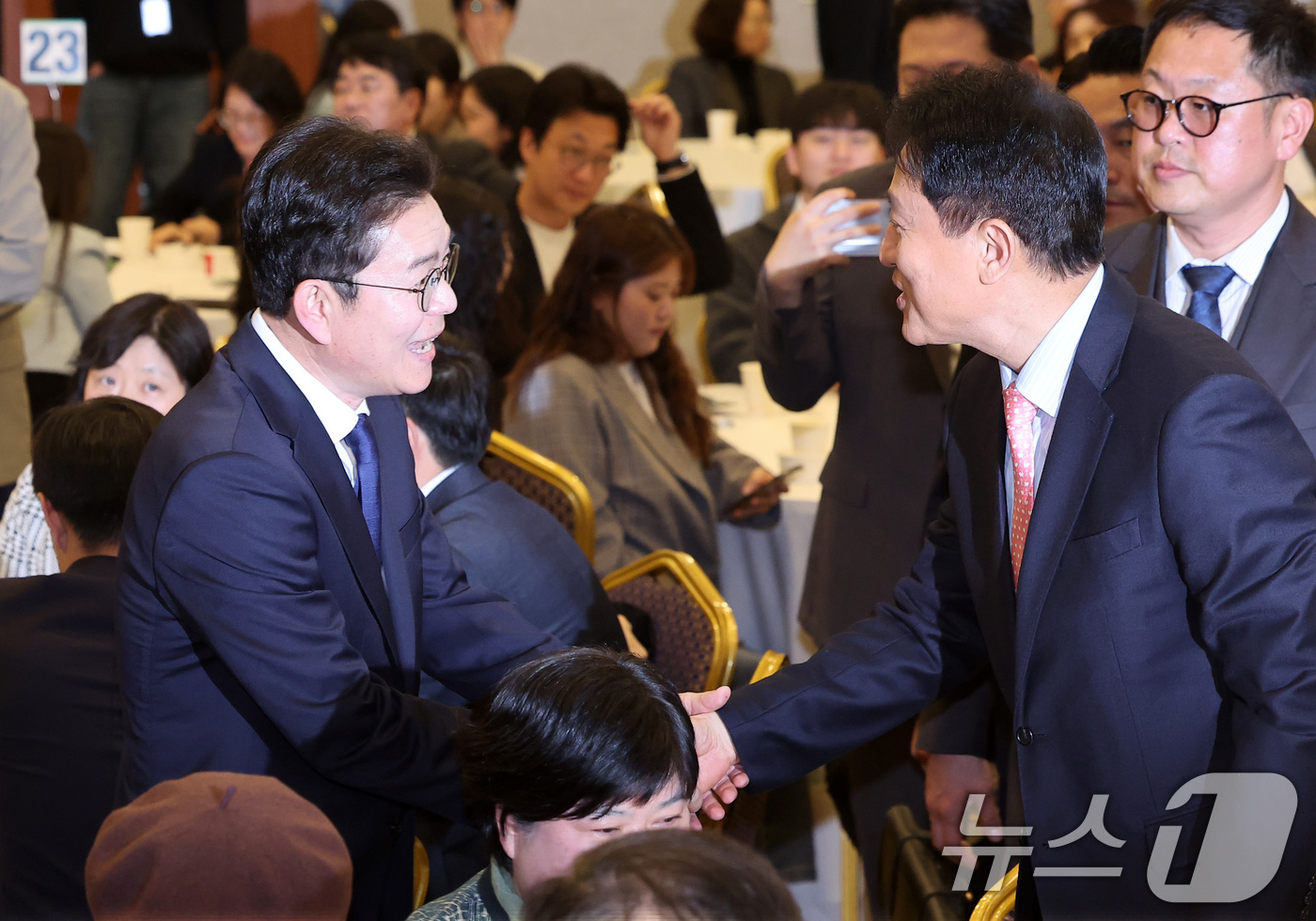 (서울=뉴스1) 김성진 기자 = 오세훈 서울시장(오른쪽)과 정원오 더불어민주당 서울시장 후보가 22일 서울 용산구 백범김구기념관 컨벤션홀에서 열린 서울시사회복지사협회 창립 40주년 …