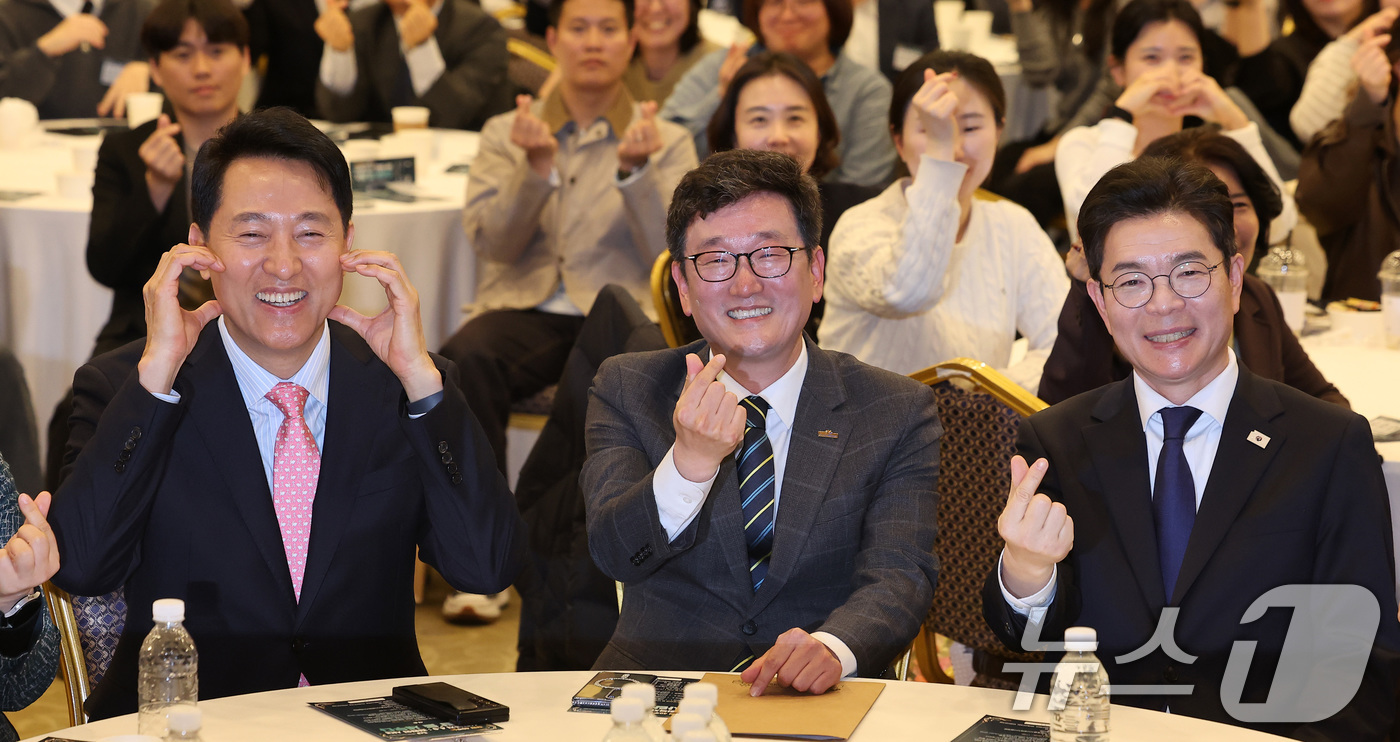 (서울=뉴스1) 김성진 기자 = 오세훈 서울시장(왼쪽부터), 곽경인 서울시사회복지사협회장, 정원오 더불어민주당 서울시장 후보가 22일 서울 용산구 백범김구기념관 컨벤션홀에서 열린 …