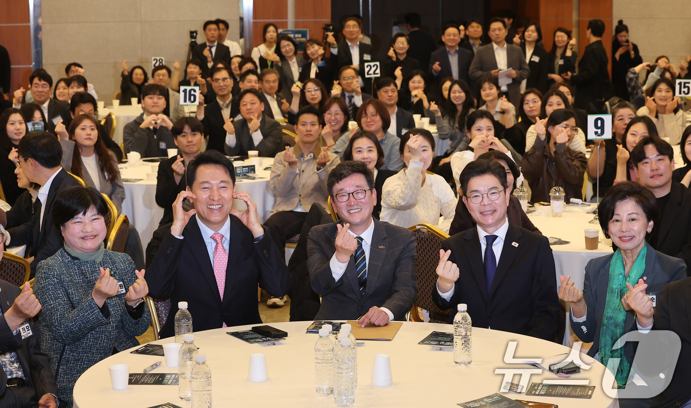 (서울=뉴스1) 김성진 기자 = 오세훈 서울시장(맨 왼쪽)과 정원오 더불어민주당 서울시장 후보가 22일 서울 용산구 백범김구기념관 컨벤션홀에서 열린 서울시사회복지사협회 40주년 기 …