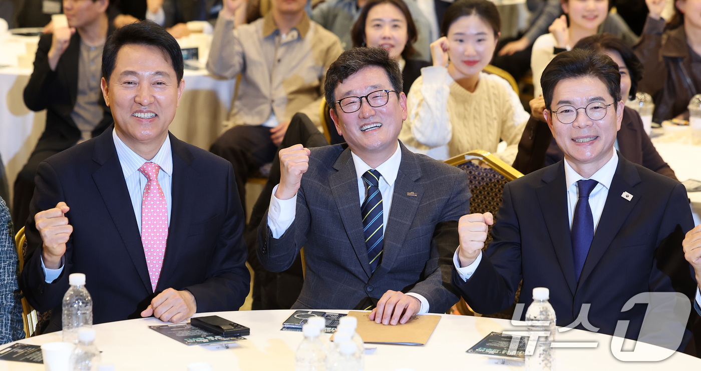 (서울=뉴스1) 김성진 기자 = 오세훈 서울시장(맨 왼쪽)과 정원오 더불어민주당 서울시장 후보가 22일 서울 용산구 백범김구기념관 컨벤션홀에서 열린 서울시사회복지사협회 40주년 기 …