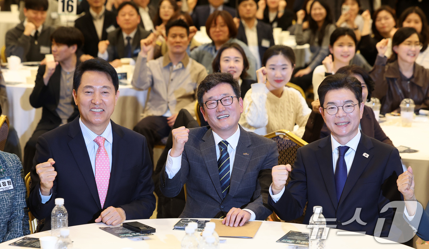 (서울=뉴스1) 김성진 기자 = 오세훈 서울시장(왼쪽부터), 곽경인 서울시사회복지사협회장, 정원오 더불어민주당 서울시장 후보가 22일 서울 용산구 백범김구기념관 컨벤션홀에서 열린 …