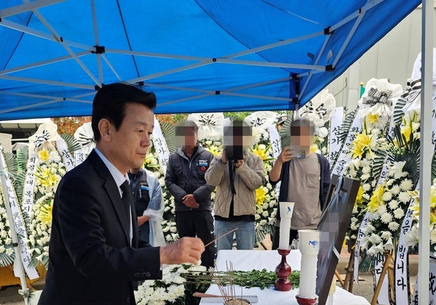 조규일 진주시장, 화물연대 사망 조합원 분향소 조문