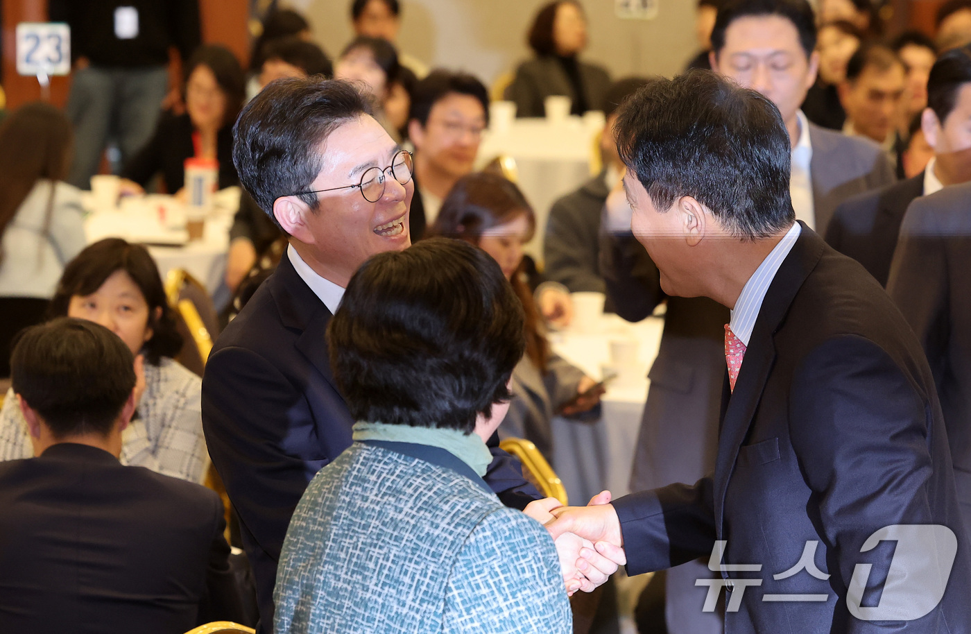 (서울=뉴스1) 김성진 기자 = 오세훈 서울시장(오른쪽)과 정원오 더불어민주당 서울시장 후보가 22일 서울 용산구 백범김구기념관 컨벤션홀에서 열린 서울시사회복지사협회 창립 40주년 …