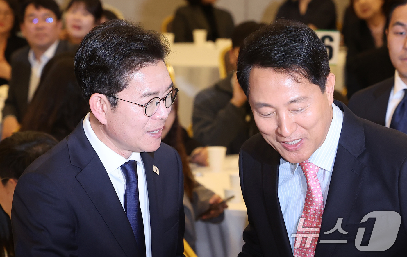 (서울=뉴스1) 김성진 기자 = 오세훈 서울시장(오른쪽)과 정원오 더불어민주당 서울시장 후보가 22일 서울 용산구 백범김구기념관 컨벤션홀에서 열린 서울시사회복지사협회 창립 40주년 …