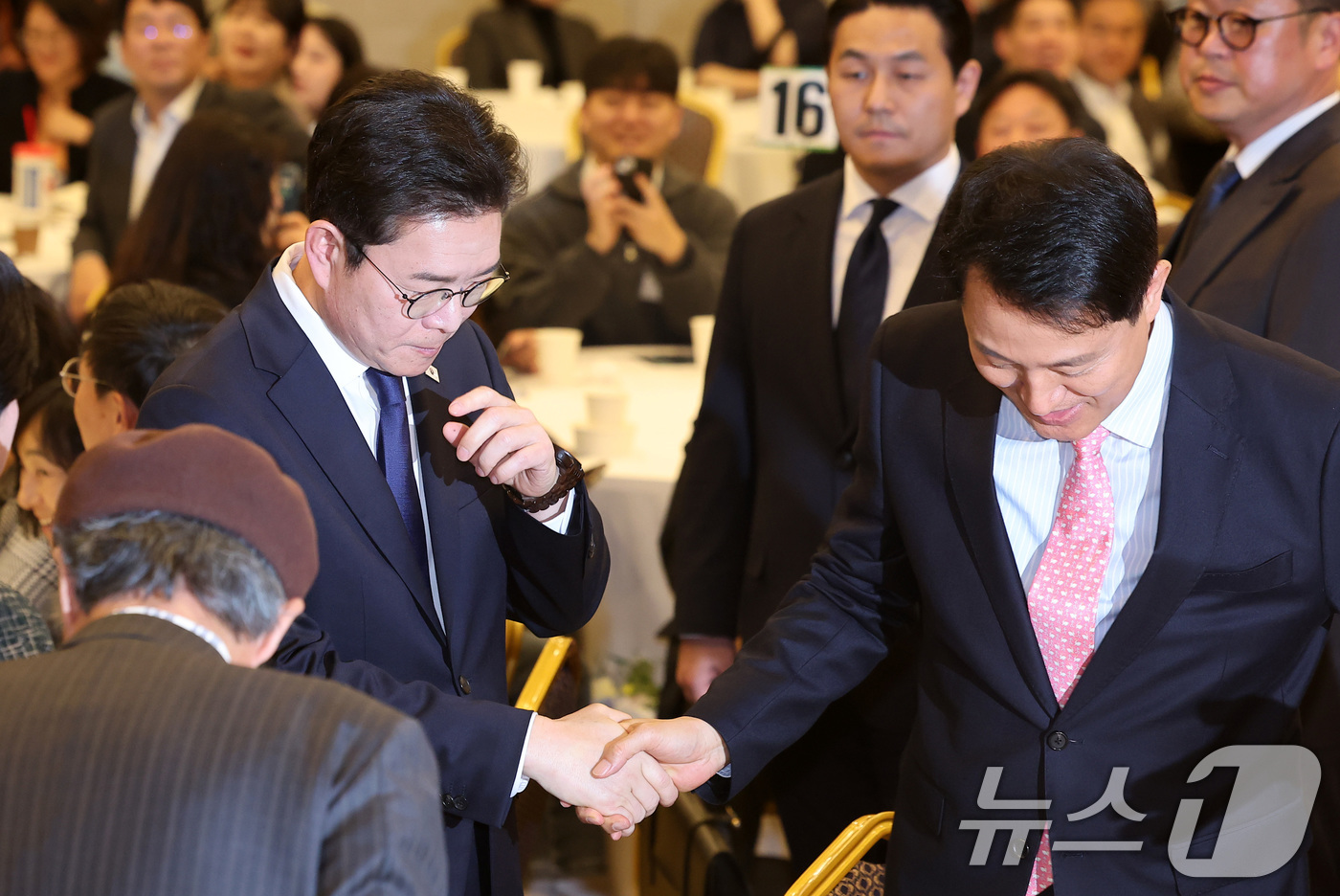 (서울=뉴스1) 김성진 기자 = 오세훈 서울시장(오른쪽)과 정원오 더불어민주당 서울시장 후보가 22일 서울 용산구 백범김구기념관 컨벤션홀에서 열린 서울시사회복지사협회 창립 40주년 …