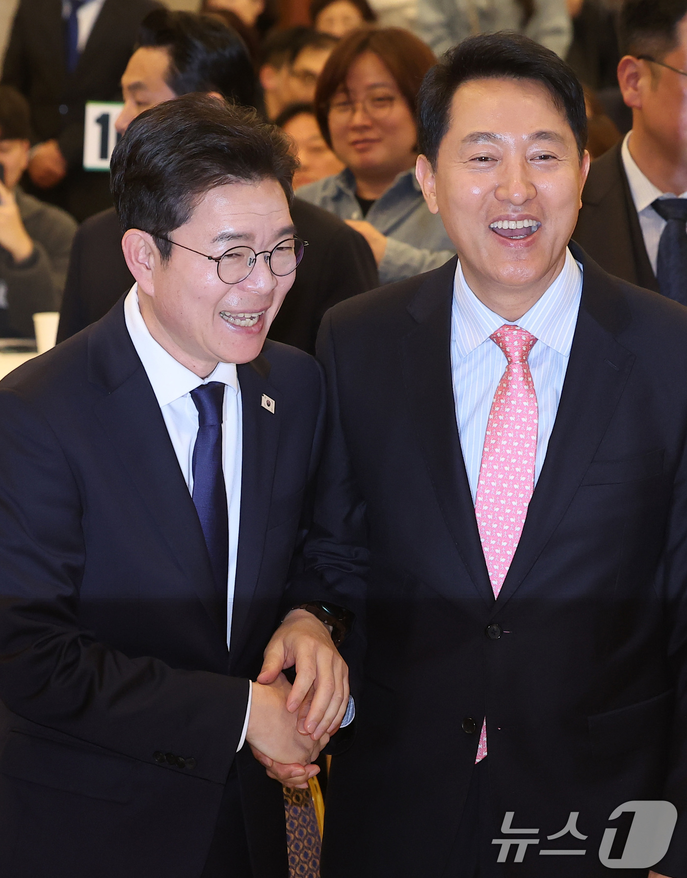 (서울=뉴스1) 김성진 기자 = 오세훈 서울시장(오른쪽)과 정원오 더불어민주당 서울시장 후보가 22일 서울 용산구 백범김구기념관 컨벤션홀에서 열린 서울시사회복지사협회 창립 40주년 …