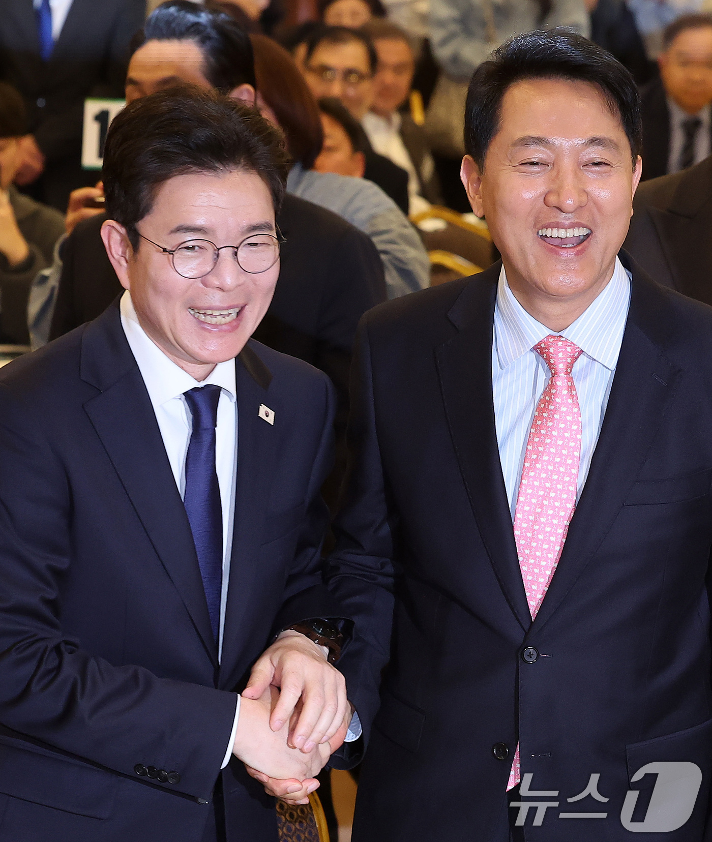 (서울=뉴스1) 김성진 기자 = 오세훈 서울시장(오른쪽)과 정원오 더불어민주당 서울시장 후보가 22일 서울 용산구 백범김구기념관 컨벤션홀에서 열린 서울시사회복지사협회 창립 40주년 …