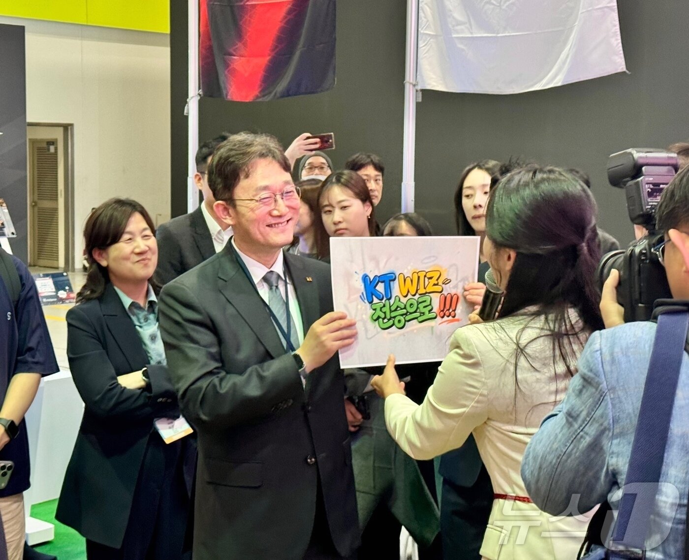 본문 이미지 - 박윤영 KT 대표가 22일 서울 코엑스에서 열린 월드IT쇼에서 부스를 둘러보고 있다. ⓒ 뉴스1 이민주 기자