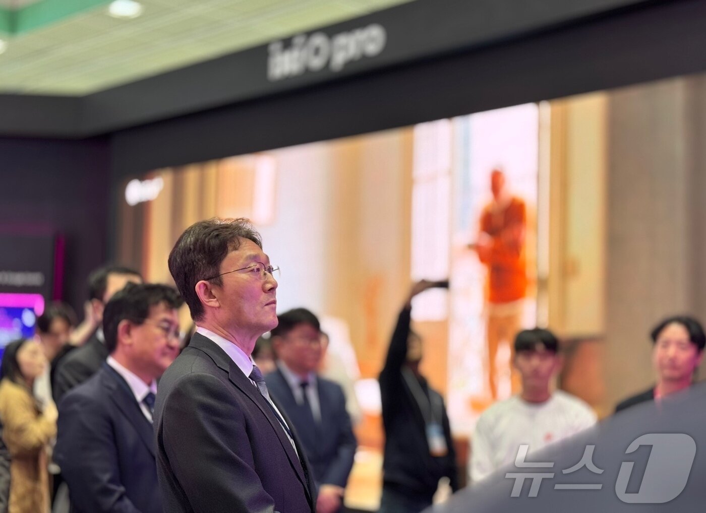 본문 이미지 - 박윤영 KT 대표가 22일 서울 코엑스에서 열린 월드IT쇼에서 부스를 둘러보고 있다. ⓒ 뉴스1 이민주 기자