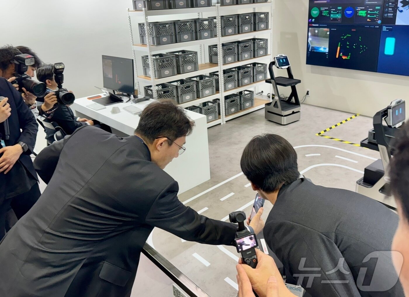 본문 이미지 - 박윤영 KT 대표가 22일 서울 코엑스에서 열린 월드IT쇼에서 부스를 둘러보고 있다. ⓒ 뉴스1 이민주 기자