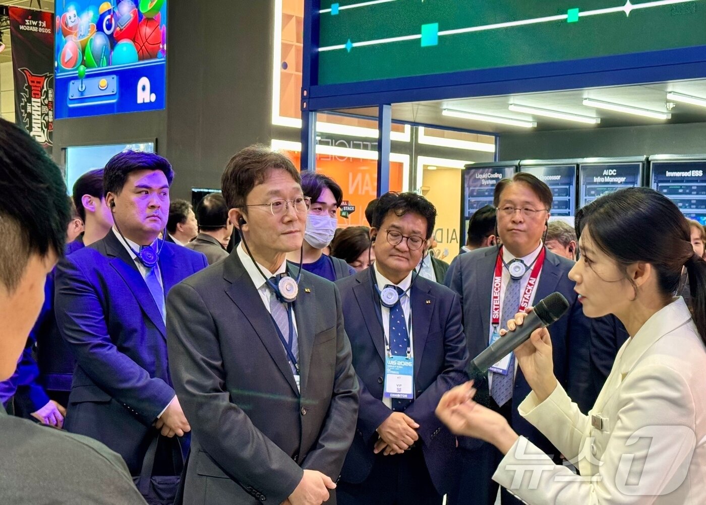 본문 이미지 - 박윤영 KT 대표가 22일 서울 코엑스에서 열린 월드IT쇼에서 SK텔레콤 부스를 둘러보고 있다. ⓒ 뉴스1 이민주 기자