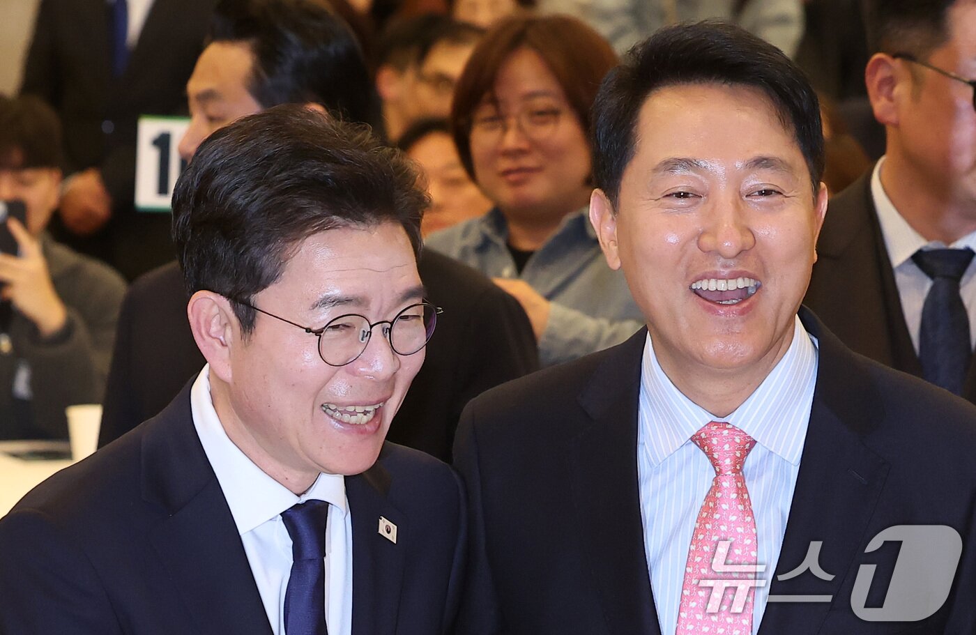 본문 이미지 - 오세훈 서울시장(오른쪽)과 정원오 더불어민주당 서울시장 후보ⓒ 뉴스1 김성진 기자