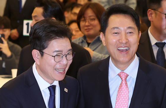 오세훈-정원오, 후보 확정 후 첫 대면…사회복지협회 행사 나란히 참석