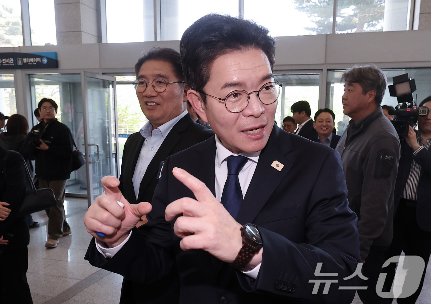 (서울=뉴스1) 김성진 기자 = 정원오 더불어민주당 서울시장 후보가 22일 서울 용산구 백범김구기념관 컨벤션홀에서 열린 서울시사회복지사협회 창립 40주년 기념식에 참석하고 있다. …