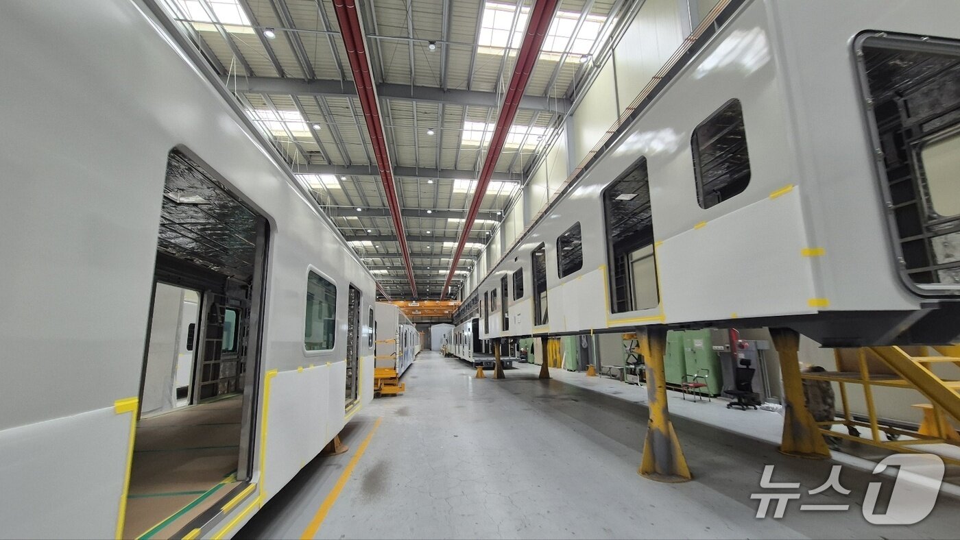 본문 이미지 - 우진산전 증평공장 내부 전동차 제작 현장.2026.4.22/ⓒ 뉴스1 김동규 기자