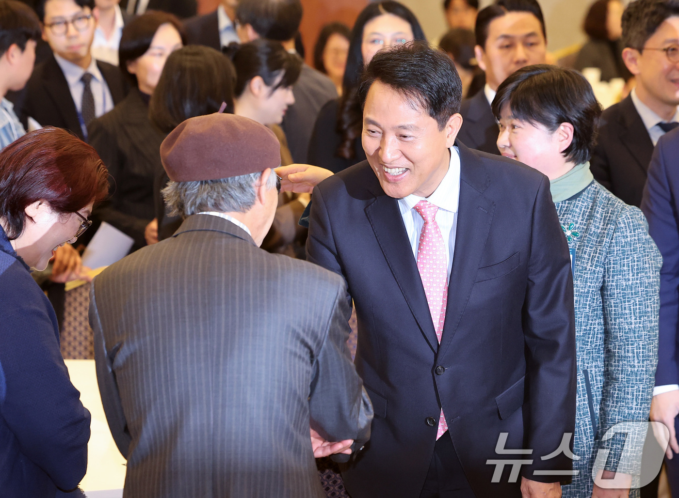 (서울=뉴스1) 김성진 기자 = 오세훈 서울시장이 22일 서울 용산구 백범김구기념관 컨벤션홀에서 열린 서울시사회복지사협회 창립 40주년 기념식에서 참석자들과 인사하고 있다. 202 …