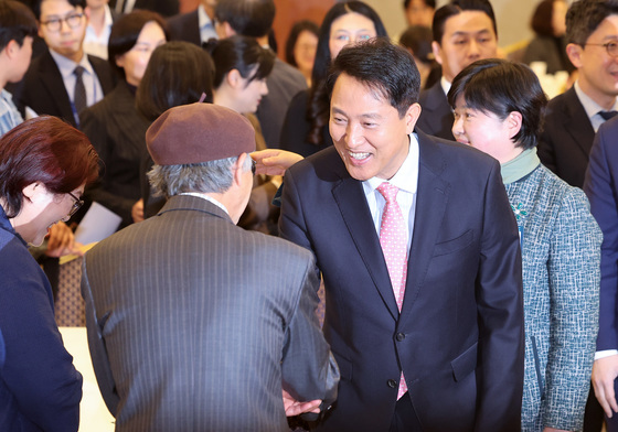 인사하는 오세훈 서울시장