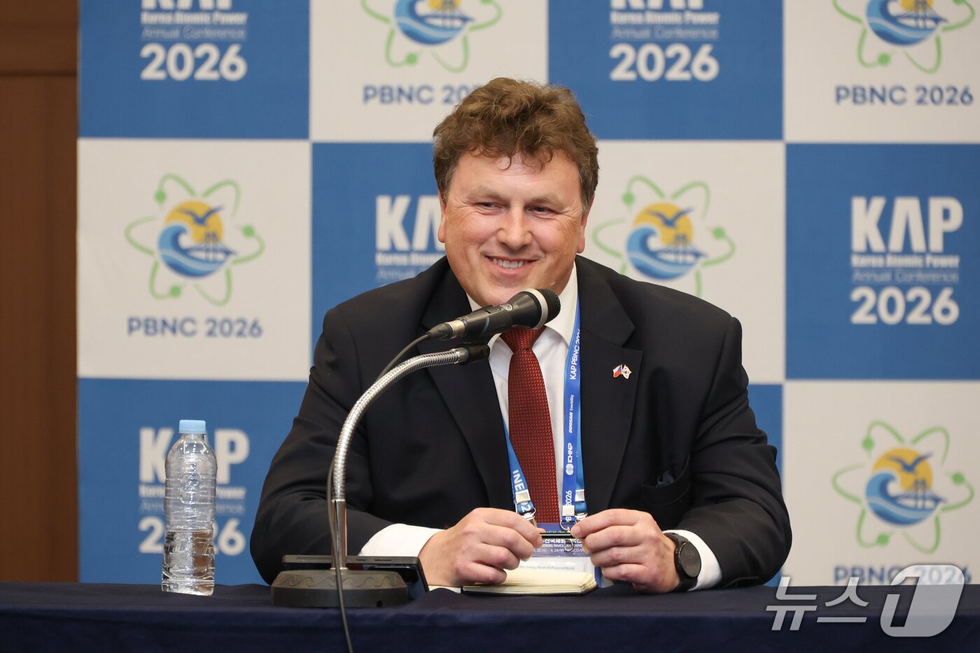 본문 이미지 - 페트르 자보드스키 EDU II 사장이 22일 부산 벡스코에서 한국 언론과 만나 질문에 답변하고 있다. (한국수력원자력 제공. 재판매 및 DB금지) 2026.4.22/뉴스1