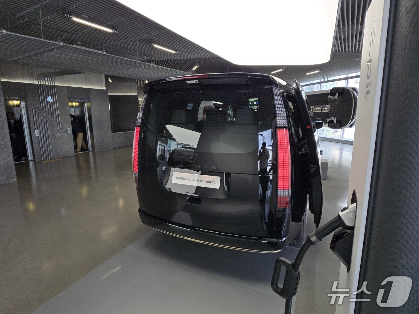 본문 이미지 - 21일 서울 강남구 현대모터스튜디오 서울에서 국내 최초로 공개된 현대자동차 다목적차량(MPV) '스타리아'의 전기차(EV) 모델인 '더 뉴 스타리아 일렉트릭'의 후·측면 모습. 2026.4.21/뉴스1 김성식 기자