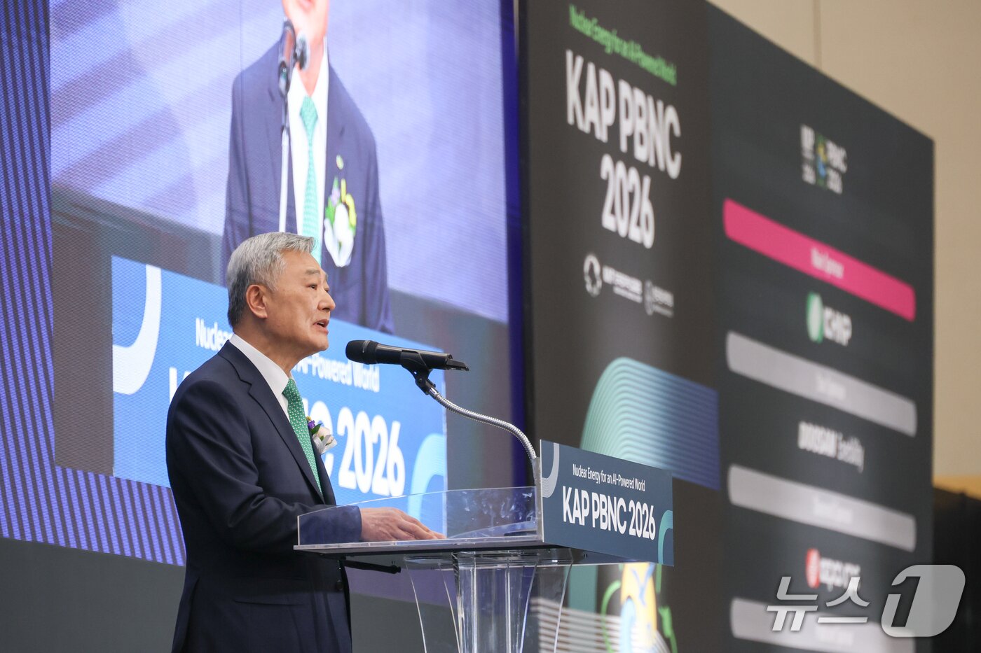 본문 이미지 - 김회천 한수원 사장(한국원자력산업협회장)이 22일 부산 벡스코에서 한국원자력연차대회(KAP) 개회사를 말하고 있다. (한국수력원자력 제공. 재판매 및 DB금지) 2026.4.22/뉴스1