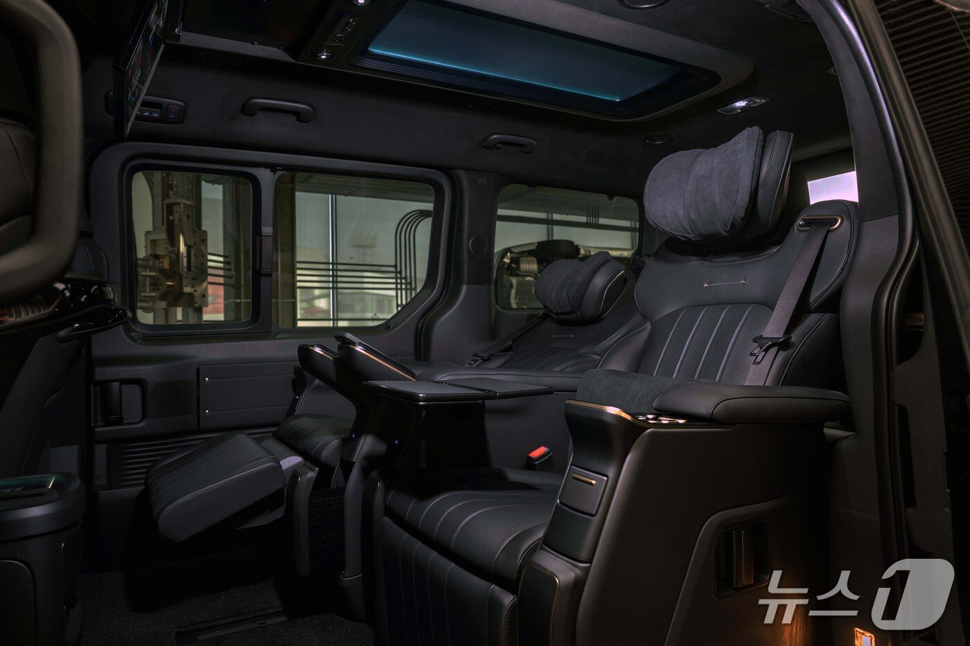 본문 이미지 - 21일 서울 강남구 현대모터스튜디오 서울에서 국내 최초로 공개된 현대자동차 다목적차량(MPV) '스타리아'의 최상위 고급 모델 '더 뉴 스타리아 리무진' 2열에 전용 프리미엄 시트인 '이그제큐티브 시트'가 장착된 모습(현대차 제공). 2026.4.21.