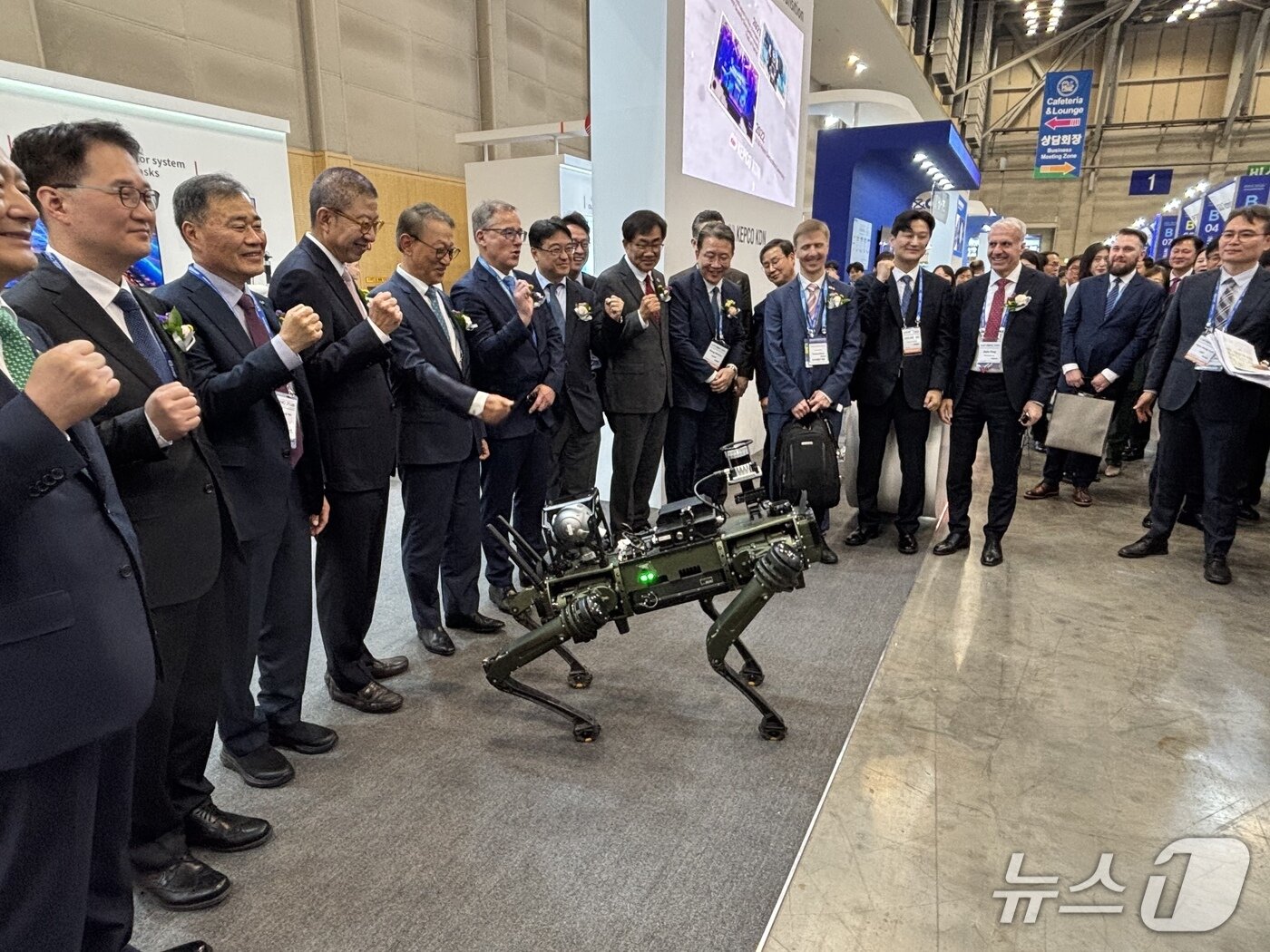 본문 이미지 - 22일 개막한 부산국제원자력산업전에 참석한 내빈들이 원전정비 등에 투입을 추진하고 있는 4족 보행 로봇과 기념촬영을 하고 있다. 2026.4.22 ⓒ 뉴스1 홍윤 기자