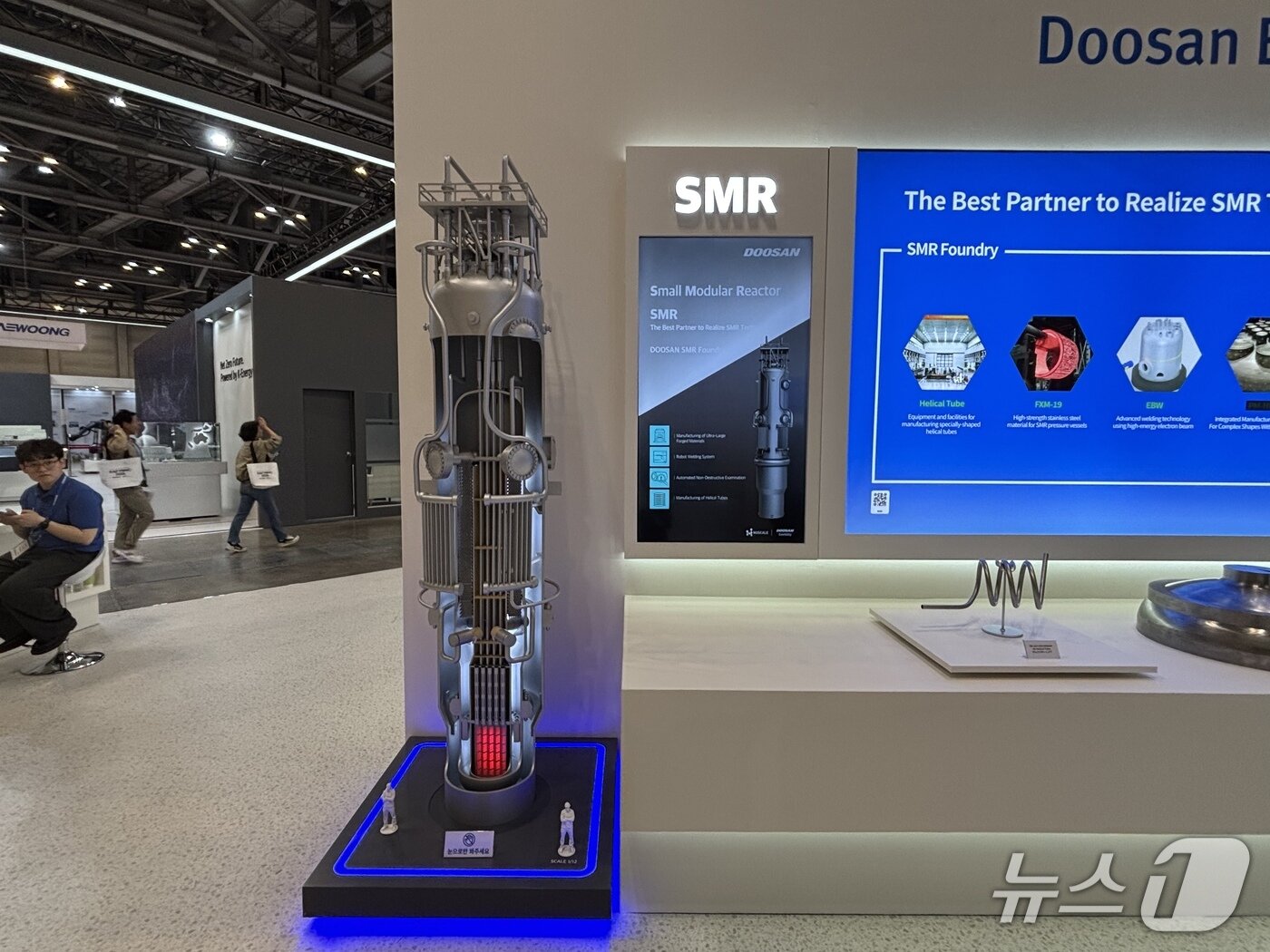 본문 이미지 - 두산에너빌리티 부스에 전시된 SMR 기술 관련 전시물 2026.4.22 ⓒ 뉴스1 홍윤 기자