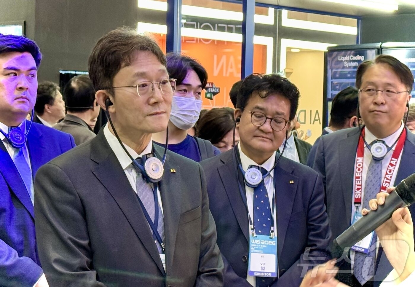 본문 이미지 - 박윤영 대표가 22일 코엑스에서 열린 WIS에서 부스를 둘러보고 있다. ⓒ 뉴스1 이민주 기자