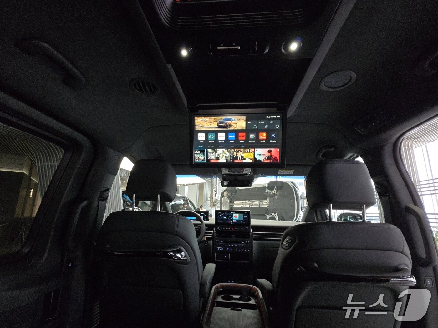 본문 이미지 - 21일 서울 강남구 현대모터스튜디오 서울에서 국내 최초로 공개된 현대자동차 다목적차량(MPV) '스타리아'의 최상위 고급 모델 '더 뉴 스타리아 리무진' 2열에 17.3인치 전동식 폴딩 모니터와 파노라믹 스카이 램프가 탑재된 모습. 2026.4.21/뉴스1 김성식 기자