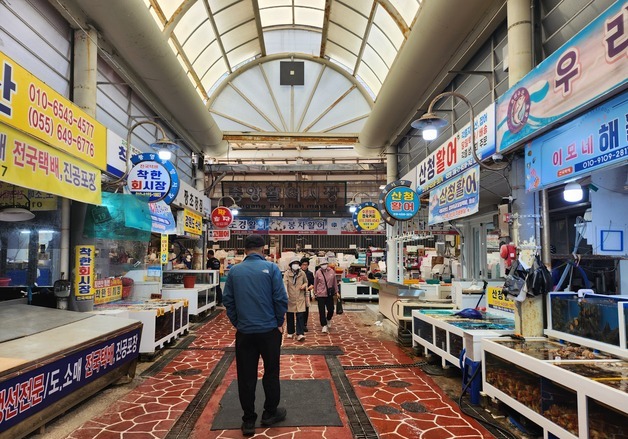 [르포] "與 인기 너무 좋다" "아직은 미풍"…술렁이는 경남 민심