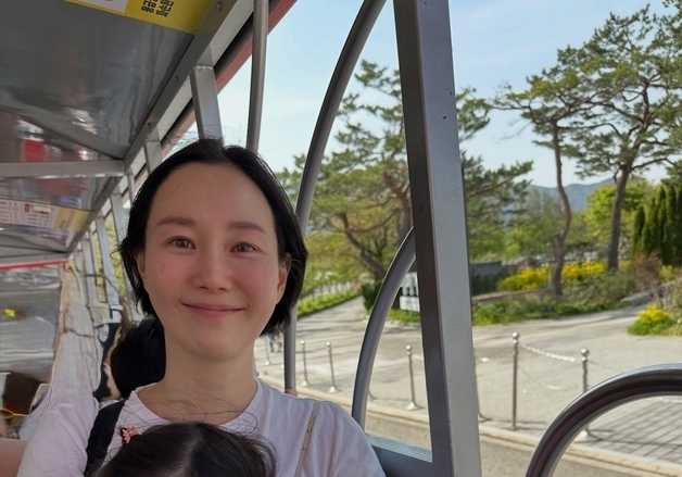 '9월 둘째 출산' 이유영, 붕어빵 첫째 딸과 나들이…엄마 미소 가득