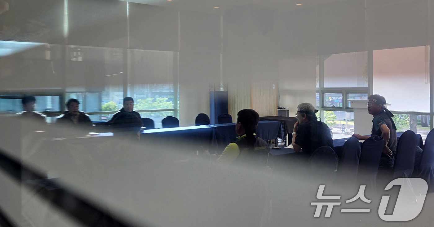 (대전=뉴스1) 김기태 기자 = 처우개선과 직접 교섭을 놓고 충돌을 빚고 있는 화물연대와 BGF로지스가 22일 대전 동구 한 호텔에서 비공개 실무교섭 상견례를 진행하고 있다. 20 …