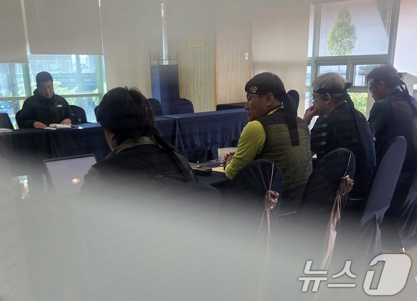 (대전=뉴스1) 김기태 기자 = 처우개선과 직접 교섭을 놓고 충돌을 빚고 있는 화물연대와 BGF로지스가 22일 대전 동구 한 호텔에서 비공개 실무교섭 상견례를 진행하고 있다. 20 …