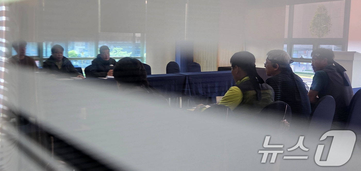 (대전=뉴스1) 김기태 기자 = 처우개선과 직접 교섭을 놓고 충돌을 빚고 있는 화물연대와 BGF로지스가 22일 대전 동구 한 호텔에서 비공개 실무교섭 상견례를 진행하고 있다. 20 …