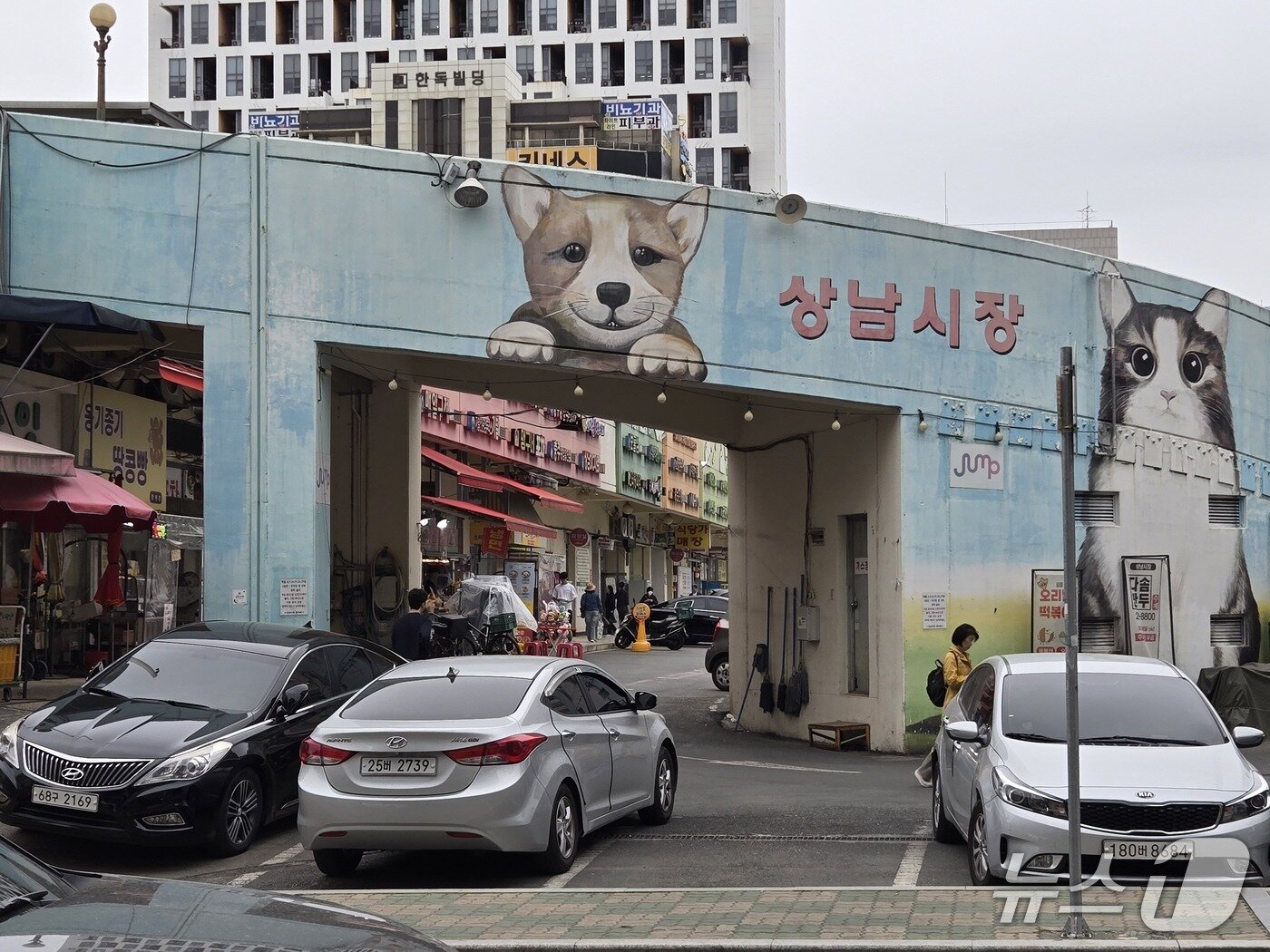 본문 이미지 - 22일 경남 창원 상산구 상남시장의 모습. 26.04.22 ⓒ 뉴스1 손승환 기자