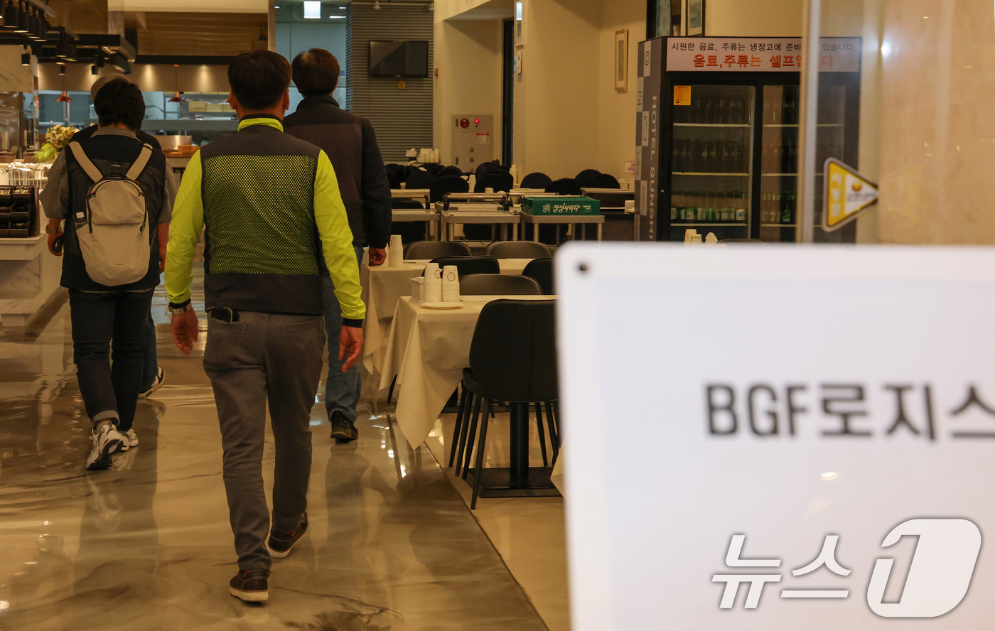 (대전=뉴스1) 김기태 기자 = 처우개선과 직접 교섭을 놓고 충돌을 빚고 있는 화물연대와 BGF로지스가 22일 대전 동구 한 호텔에서 실무교섭 상견례를 진행했다. 화물연대 교섭위원 …