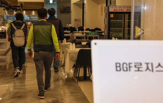 교섭 장소로 이동하는 화물연대 교섭위원