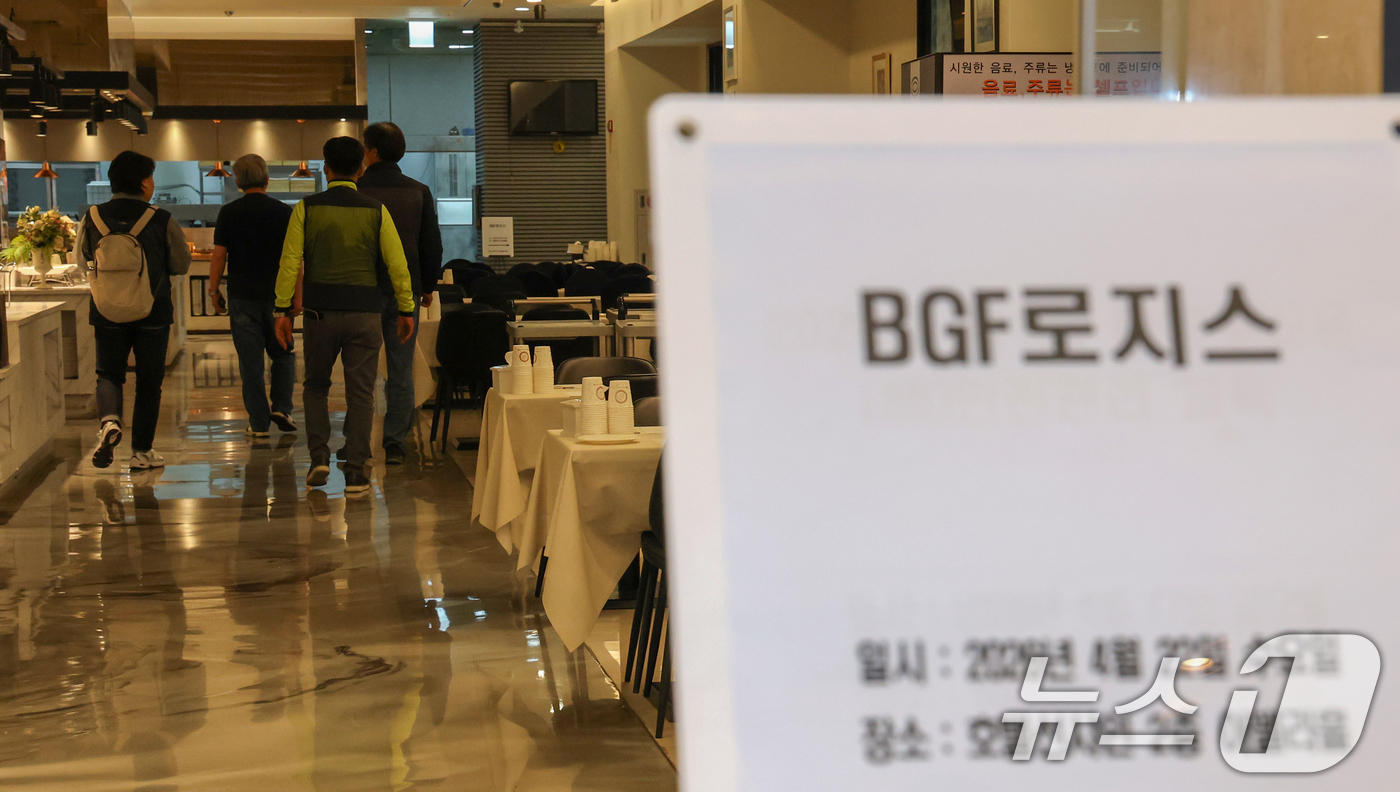 (대전=뉴스1) 김기태 기자 = 처우개선과 직접 교섭을 놓고 충돌을 빚고 있는 화물연대와 BGF로지스가 22일 대전 동구 한 호텔에서 실무교섭 상견례를 진행했다. 화물연대 교섭위원 …