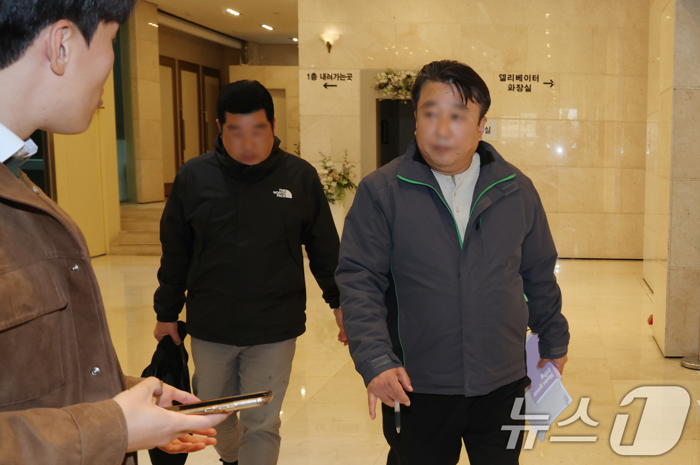 (대전=뉴스1) 김기태 기자 = 처우개선과 직접 교섭을 놓고 충돌을 빚고 있는 화물연대와 BGF로지스가 22일 대전 동구 한 호텔에서 실무교섭 상견례를 진행했다. BGF로지스 교섭 …