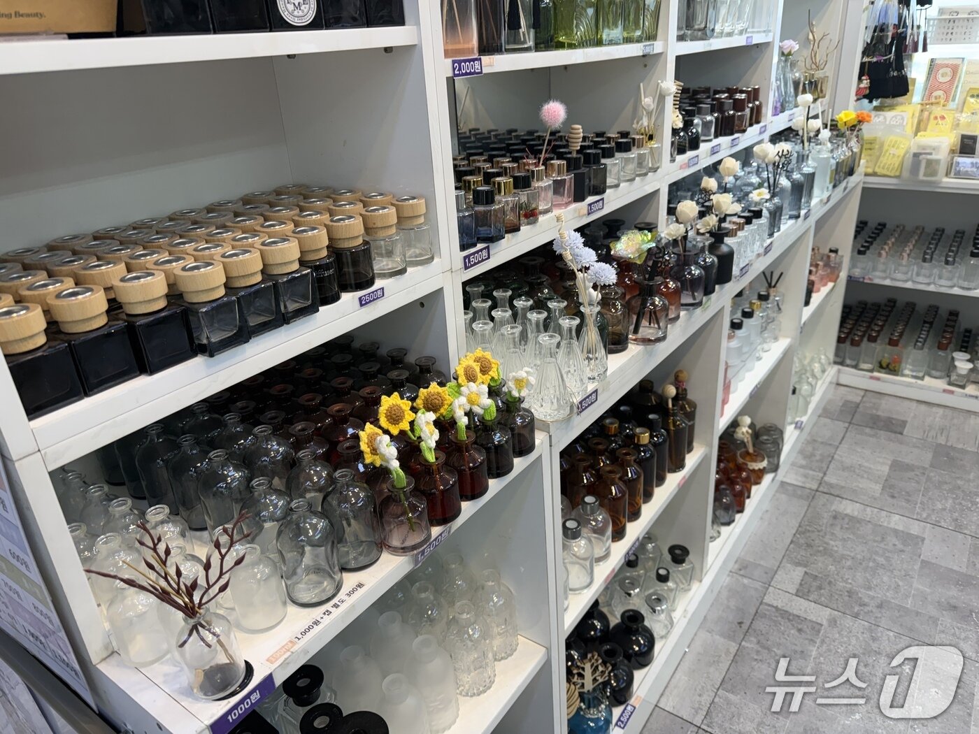 본문 이미지 - 방산시장 향료 상점 내 향수 용기들이 진열돼 있다. ⓒ 뉴스1 신민경 기자