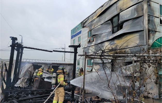 경북 구미 방산업체에 불…공장·창고 태우고 50분 만에 진화