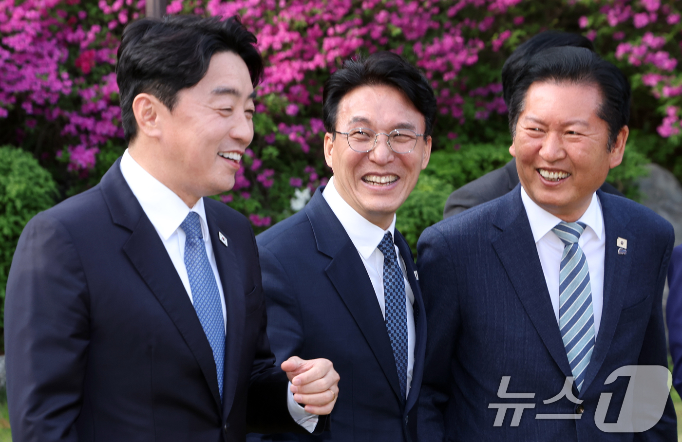 (서울=뉴스1) 김명섭 기자 = 김민석 국무총리, 정청래 더불어민주당 대표, 강훈식 대통령실 비서실장이  22일 서울 종로구 국무총리 공관에서 열린 제8차 고위당정협의회에 참석하고 …