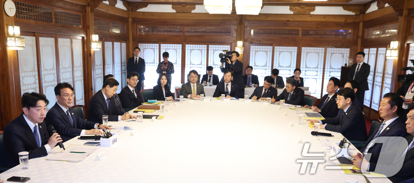 (서울=뉴스1) 김명섭 기자 = 강훈식 대통령실 비서실장이 22일 서울 종로구 국무총리 공관에서 열린 제8차 고위당정협의회에서 모두 발언을 하고 있다. 이날 회의에서 참석자들은 중 …