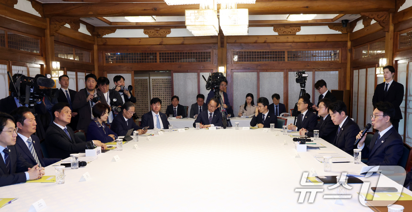 (서울=뉴스1) 김명섭 기자 = 김민석 국무총리가 22일 서울 종로구 국무총리 공관에서 열린 제8차 고위당정협의회에서 모두 발언을 하고 있다. 이날 회의에서 참석자들은 중동전쟁에 …