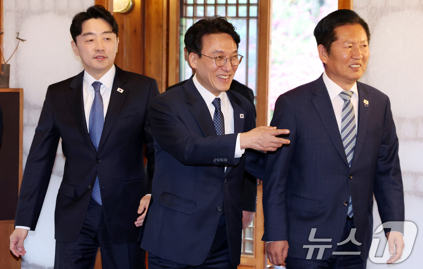 (서울=뉴스1) 김명섭 기자 = 김민석 국무총리, 정청래 더불어민주당 대표, 강훈식 대통령실 비서실장이  22일 서울 종로구 국무총리 공관에서 열린 제8차 고위당정협의회에 참석하고 …