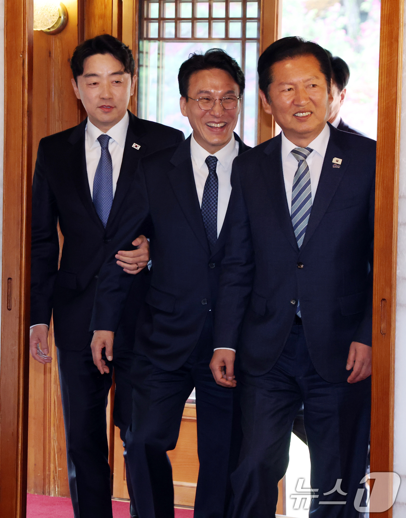 (서울=뉴스1) 김명섭 기자 = 김민석 국무총리, 정청래 더불어민주당 대표, 강훈식 대통령실 비서실장이  22일 서울 종로구 국무총리 공관에서 열린 제8차 고위당정협의회에 참석하고 …