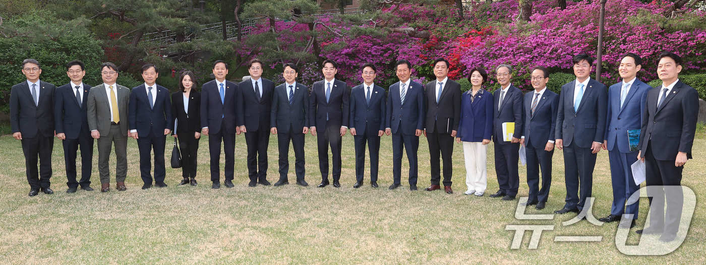 (서울=뉴스1) 김명섭 기자 = 김민석 국무총리, 정청래 더불어민주당 대표, 강훈식 대통령실 비서실장 등이  22일 서울 종로구 국무총리 공관에서 열린 제8차 고위당정협의회에서 기 …