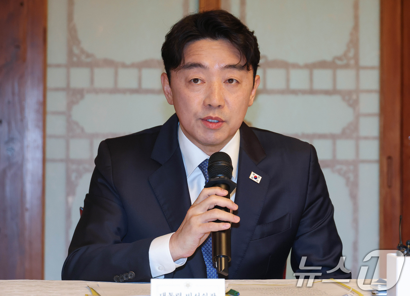 (서울=뉴스1) 김명섭 기자 = 강훈식 대통령실 비서실장이 22일 서울 종로구 국무총리 공관에서 열린 제8차 고위당정협의회에서 모두 발언을 하고 있다. 이날 회의에서 참석자들은 중 …