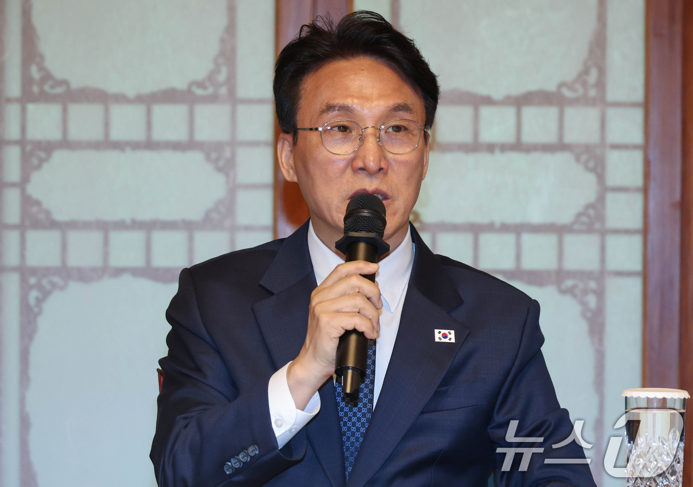 (서울=뉴스1) 김명섭 기자 = 김민석 국무총리가 22일 서울 종로구 국무총리 공관에서 열린 제8차 고위당정협의회에서 모두 발언을 하고 있다. 이날 회의에서 참석자들은 중동전쟁에 …