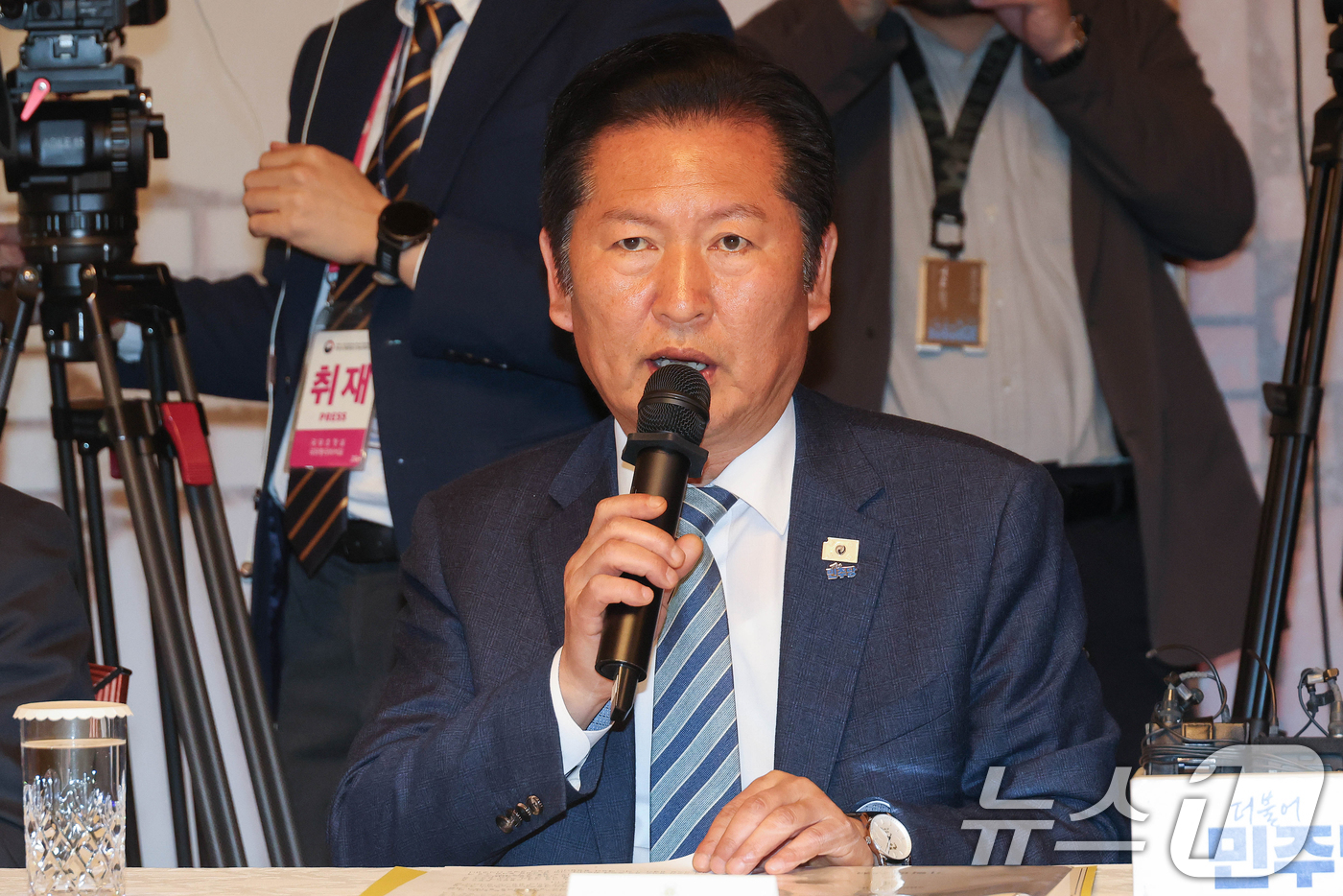 (서울=뉴스1) 김명섭 기자 = 정청래 더불어민주당 대표가 22일 서울 종로구 국무총리 공관에서 열린 제8차 고위당정협의회에서 모두 발언을 하고 있다. 이날 회의에서 참석자들은 중 …